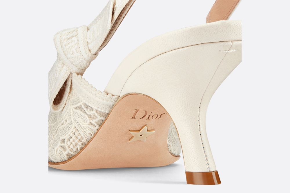 鞋底綴以Dior的幸運星