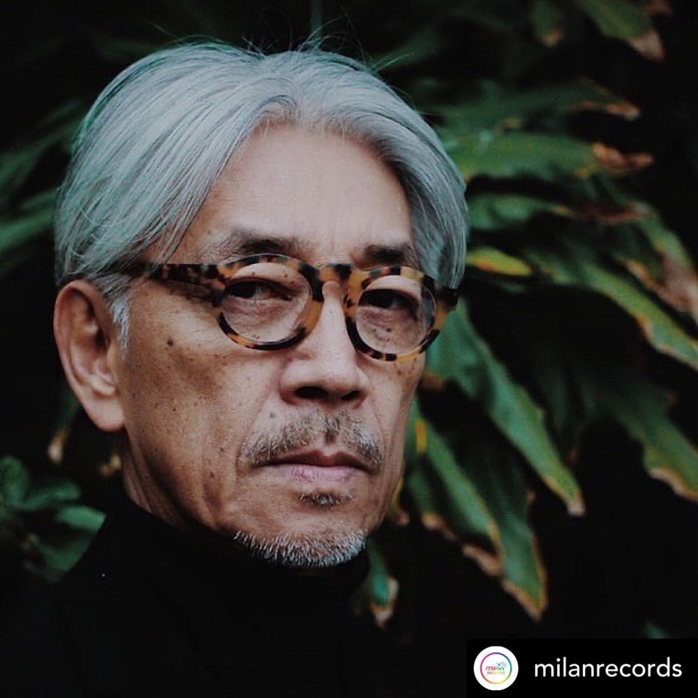 為《末代皇帝溥儀》(The Last Emperor)譜下片中配樂及片尾曲,拿下第60屆奧斯卡及第45屆金球獎最佳配樂,坂本龍一在電影中也有客串演出。
