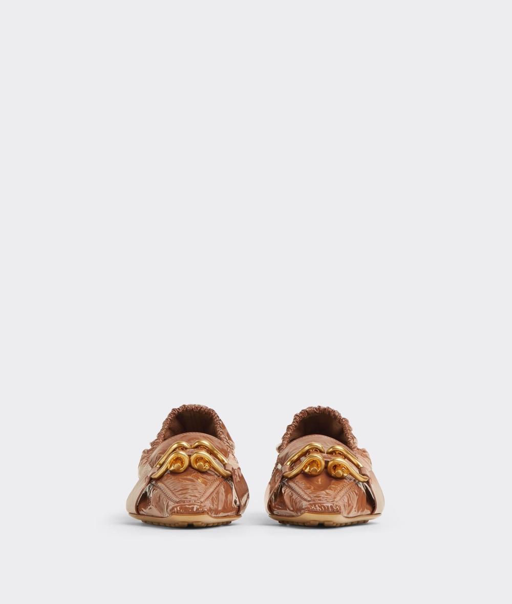 帶有復古金色五金配件