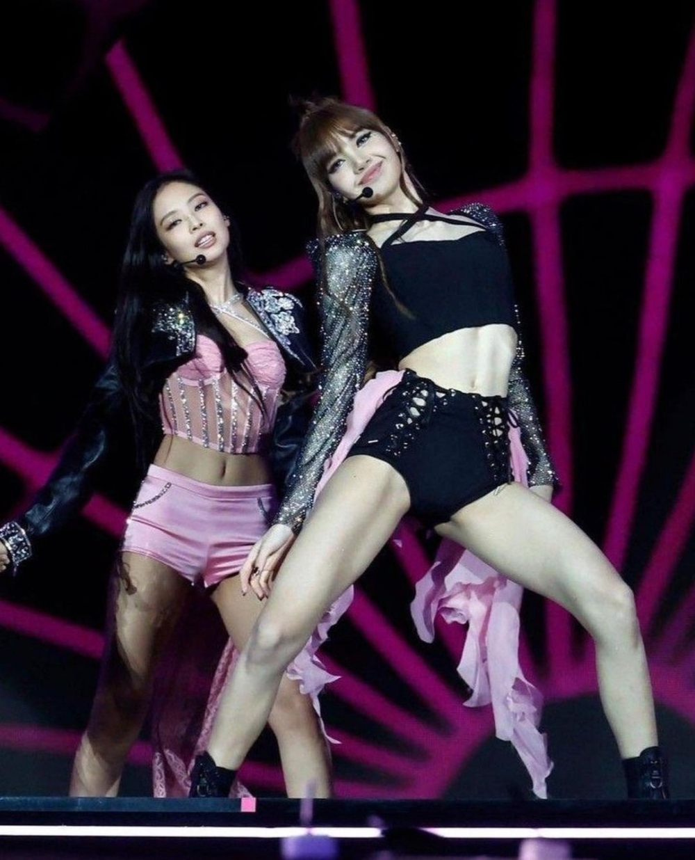 Lisa穿上MICHAEL NGO設計的極短褲。