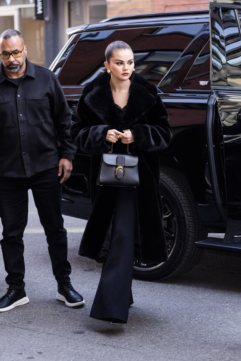 Selena Gomez拎著Delvaux經典的Brillant系列手袋登場。