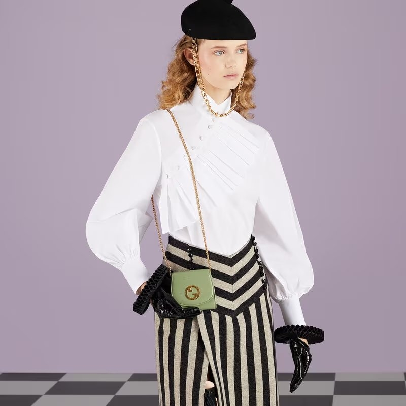 流行的綠色能為你的穿搭增添色彩。