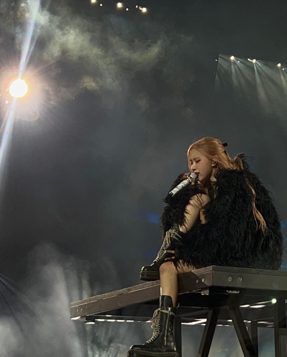 另一雙被大家討論的單品是這雙靴子。