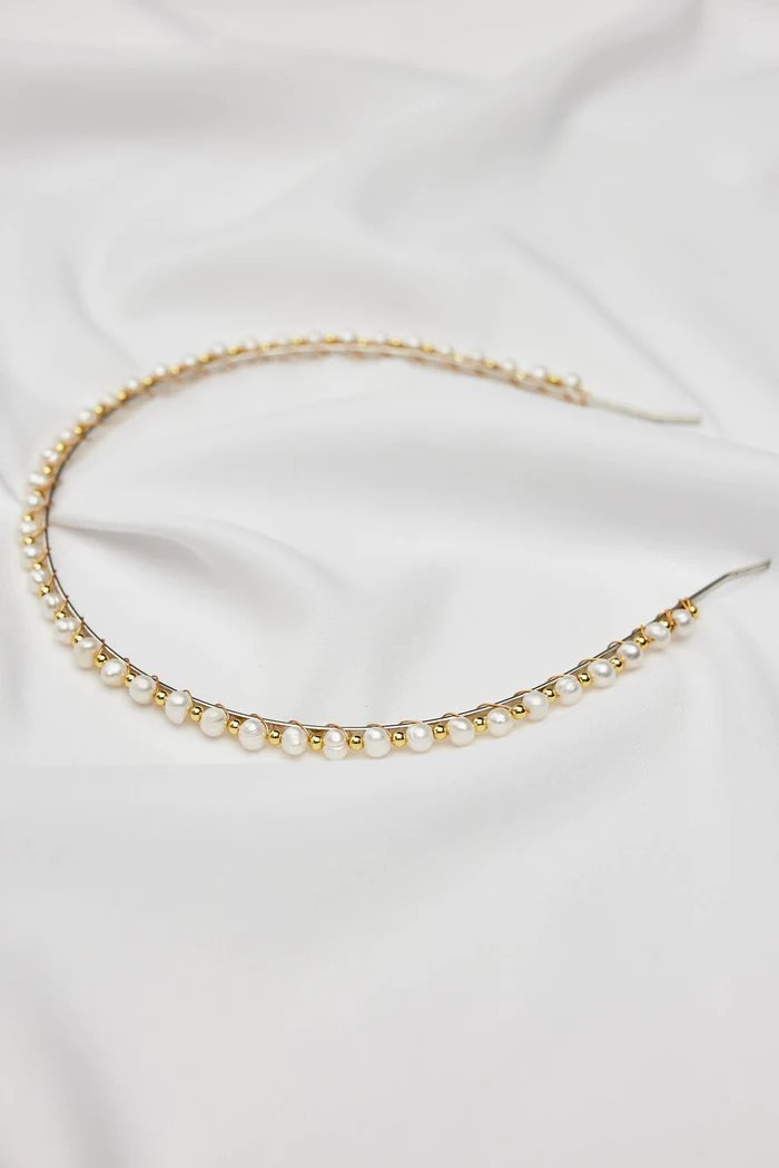 有著高貴元素搭配的ELENA-Minimal Pearl Wedding Headband-Gold。