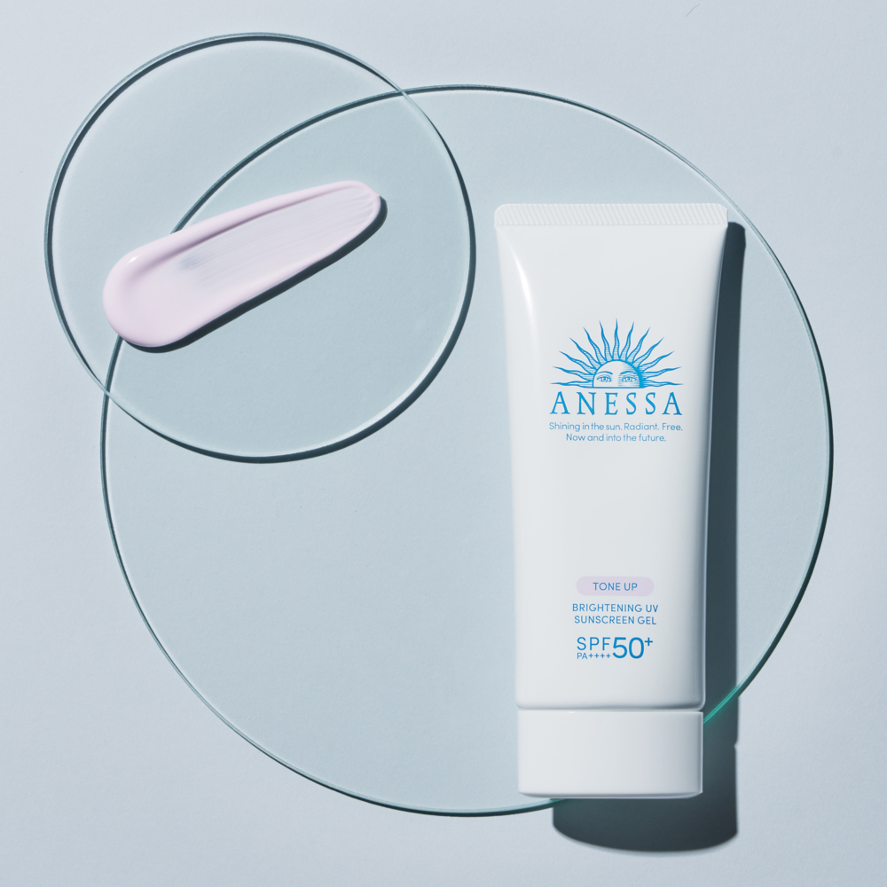 特別調配的淡紫色調可作妝前底霜,中和偏黃及提亮膚色。