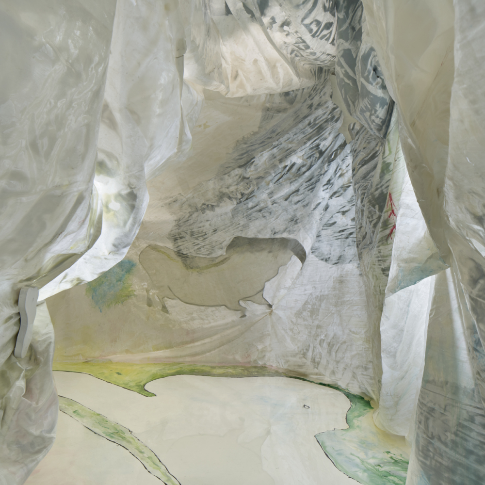 空間像是一個狹窄的岩洞