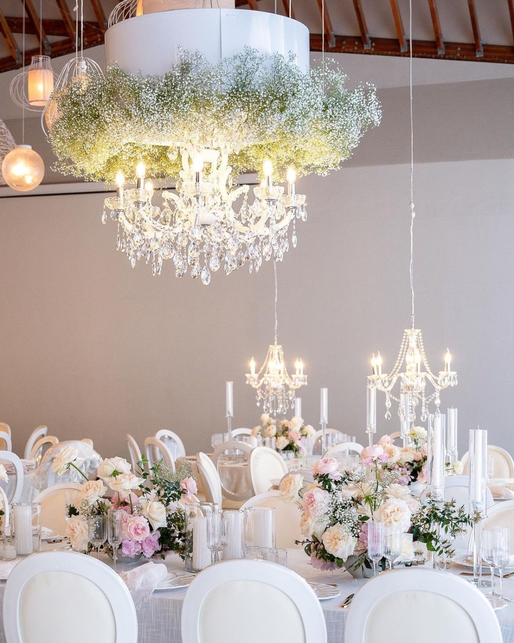 彷彿構建一座浪漫又熱鬧的藝術夢境。