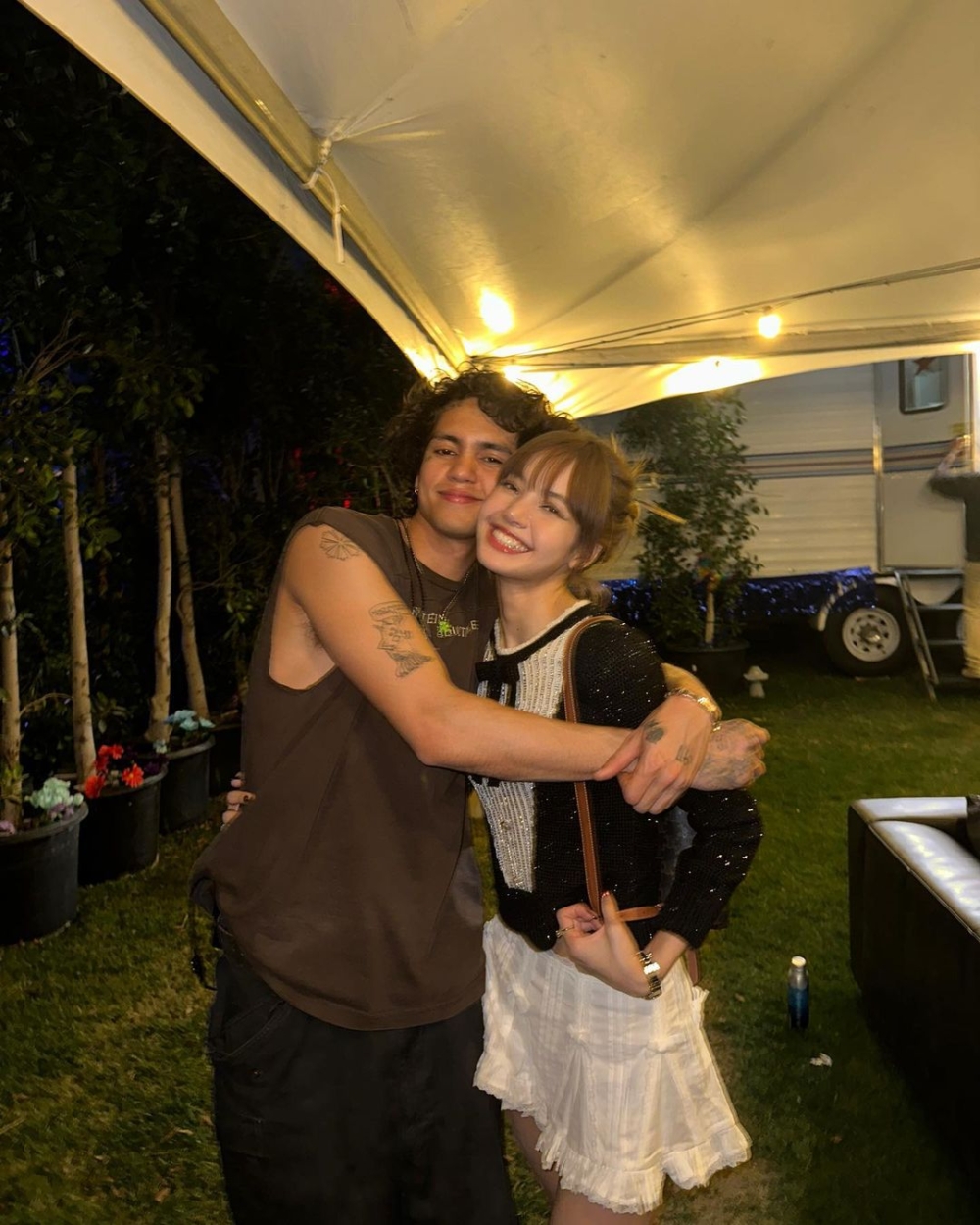 Lisa和歌手Dominic Fike在露營帳篷下熱情的友情抱抱