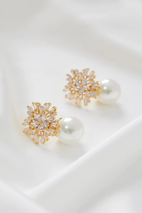 有著典雅造型的ST CLAIR-Diamond ＆ Pearl Drop Wedding Earrings-Gold。
