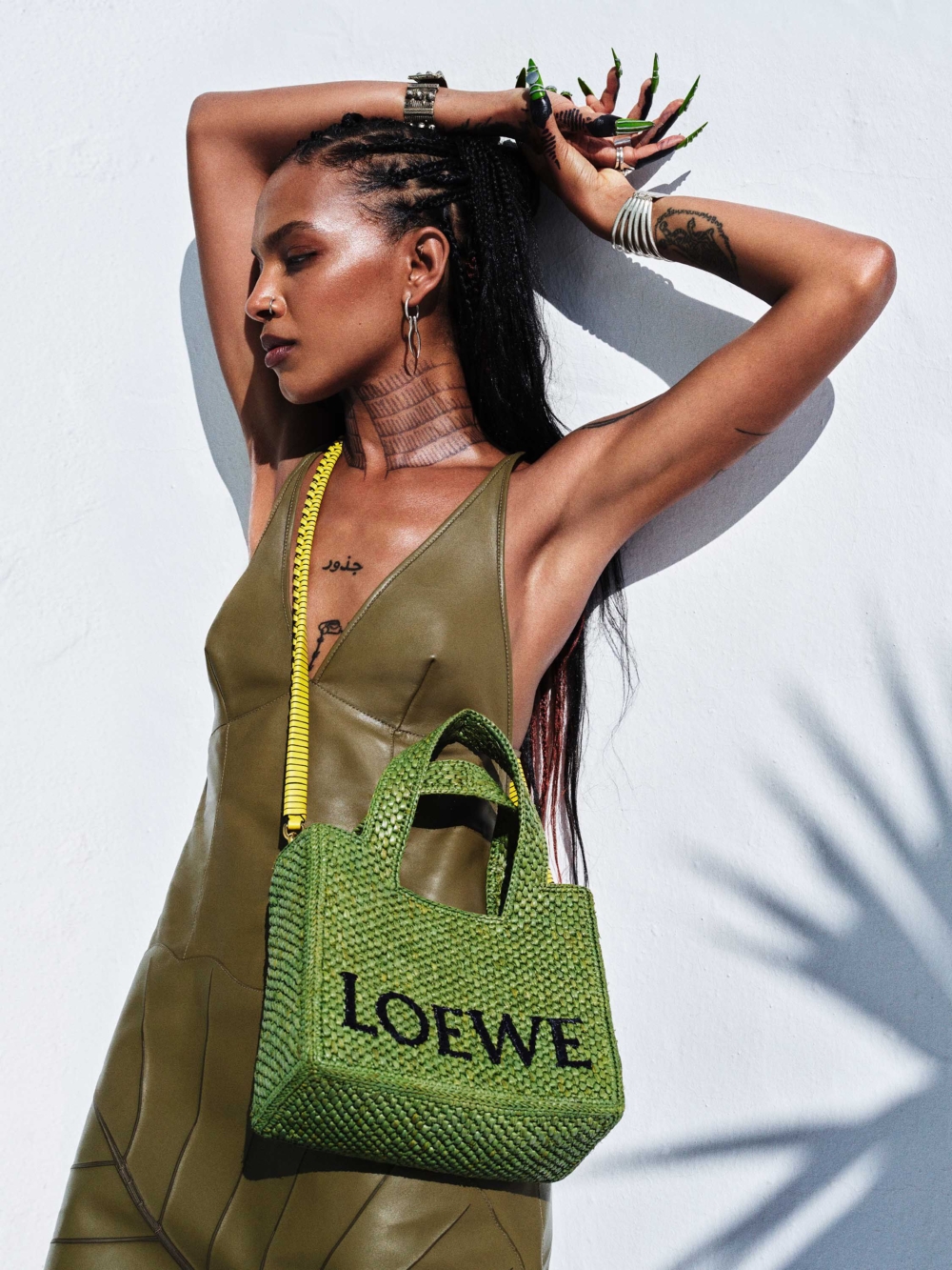 帶有對比鮮明的 LOEWE 標誌