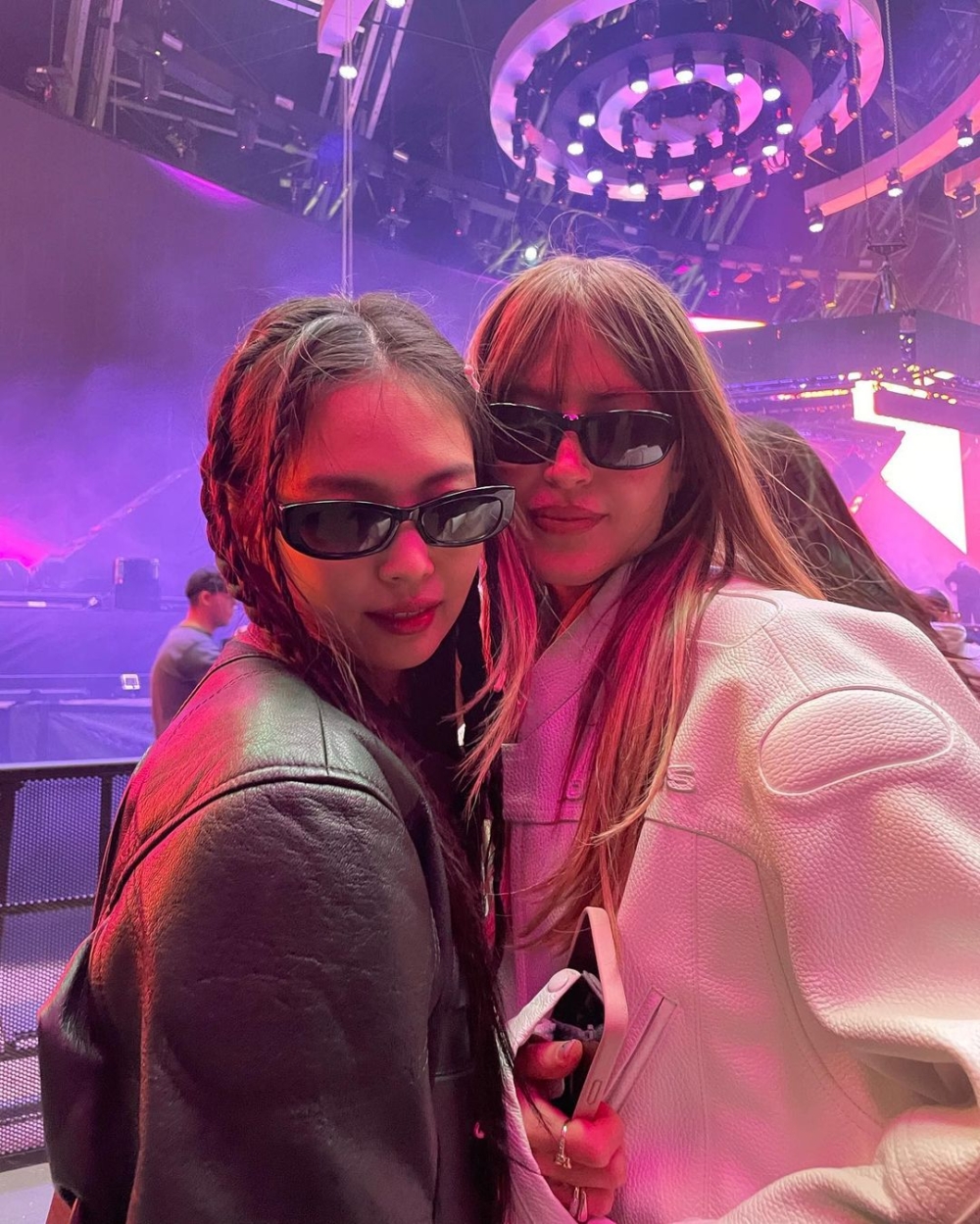 Jennie出現在知名DJ姐妹好友Simi & Haze的IG頁面之中