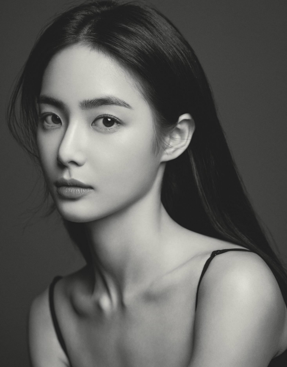 頂著一頭超長黑髮。