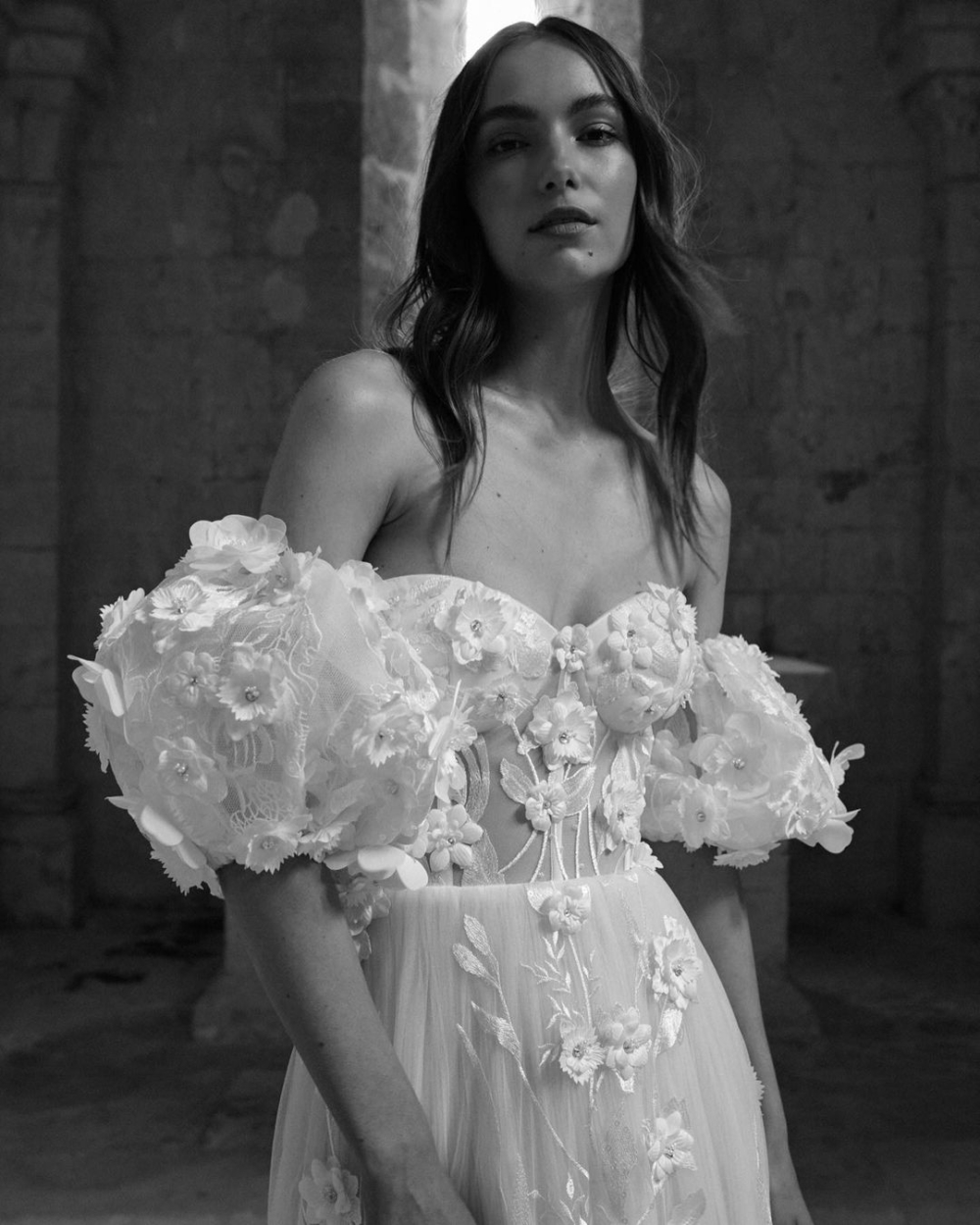 繁複的細節、引人注目的輪廓聞名