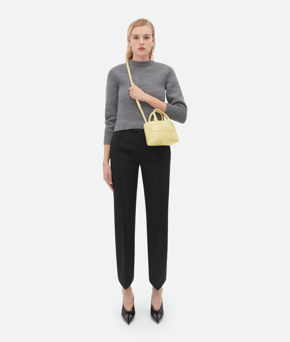 模特兒使用Bottega Veneta Candy Arco Tote Bag-Ice cream。