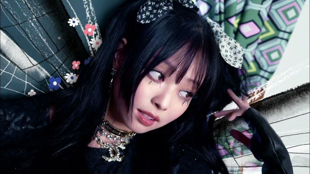 眼妝綴以閃亮水鑽