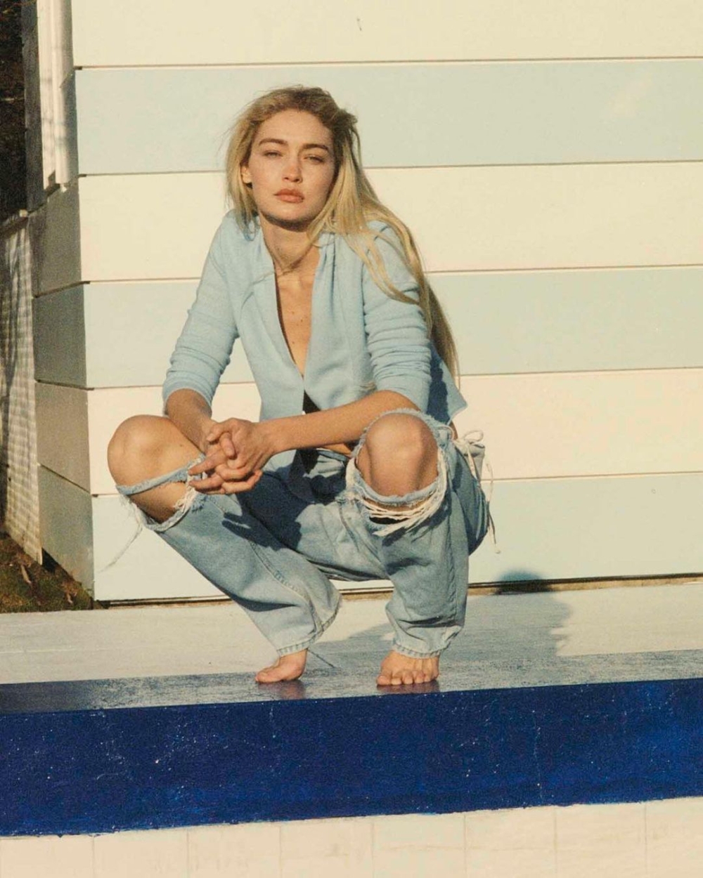 在形象照中她穿上破洞牛仔褲。