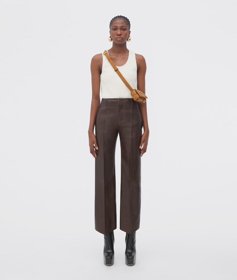 模特兒使用Bottega Veneta Candy Padded Cassette-Camel。