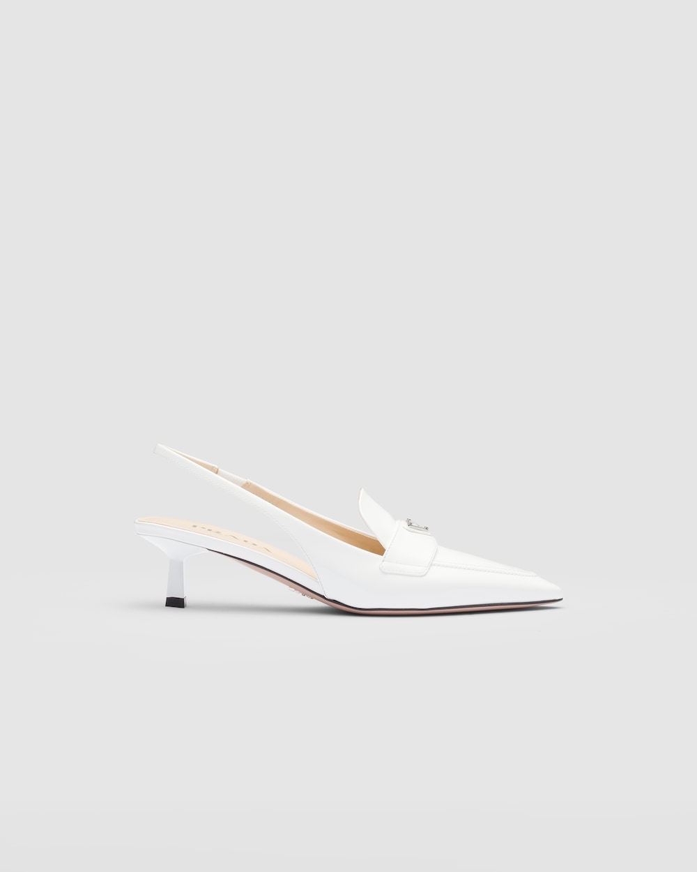 類似樂福鞋的錐形漆皮露跟鞋獨具型格