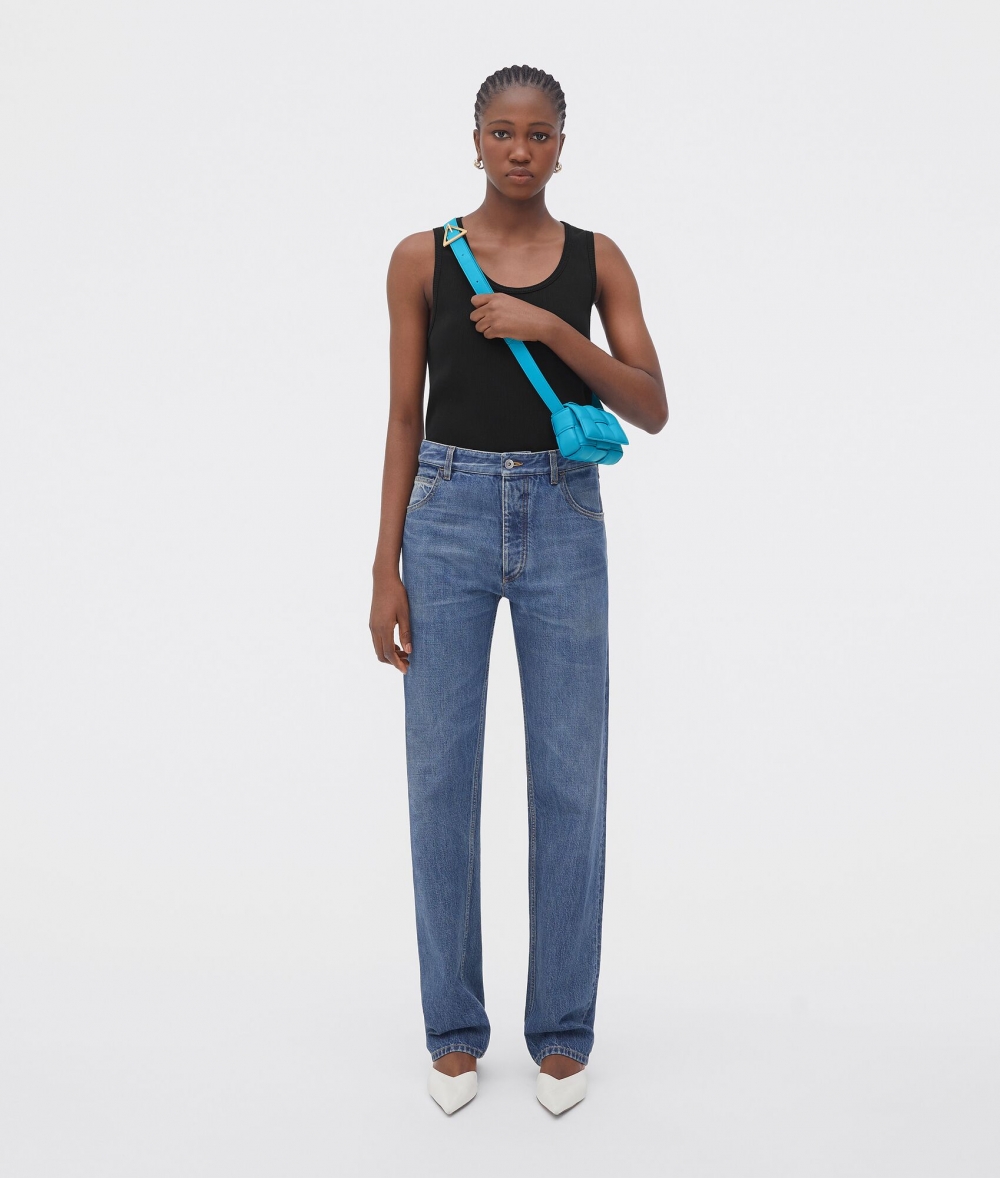 模特兒使用Bottega Veneta Candy Padded Cassette-Pool。