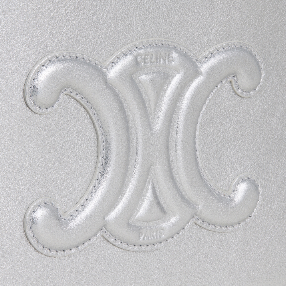 正面帶有微立體的Triomphe壓印