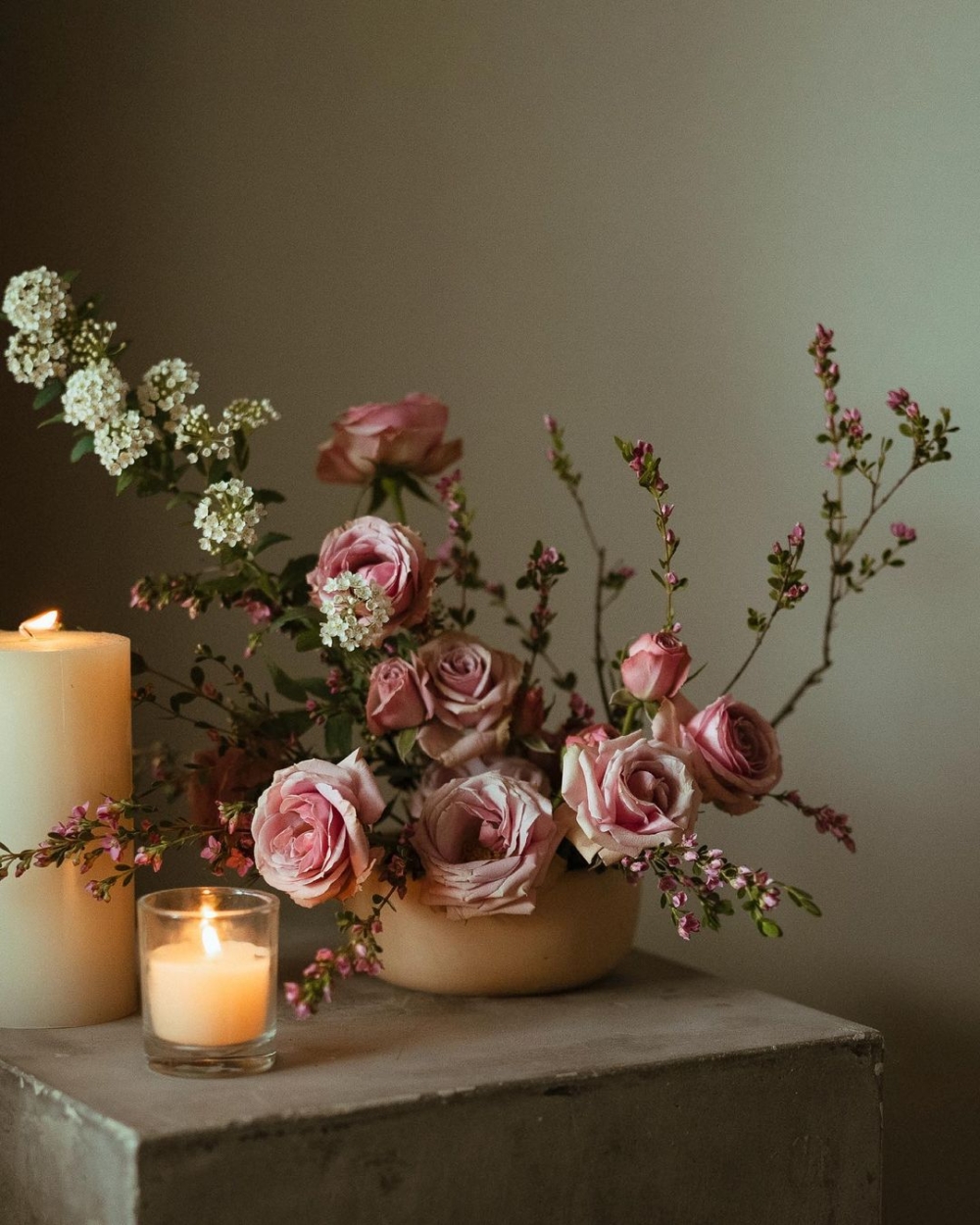 鮮花、野性的莖幹、耀眼的色彩、質地和高度都成為她的畫筆