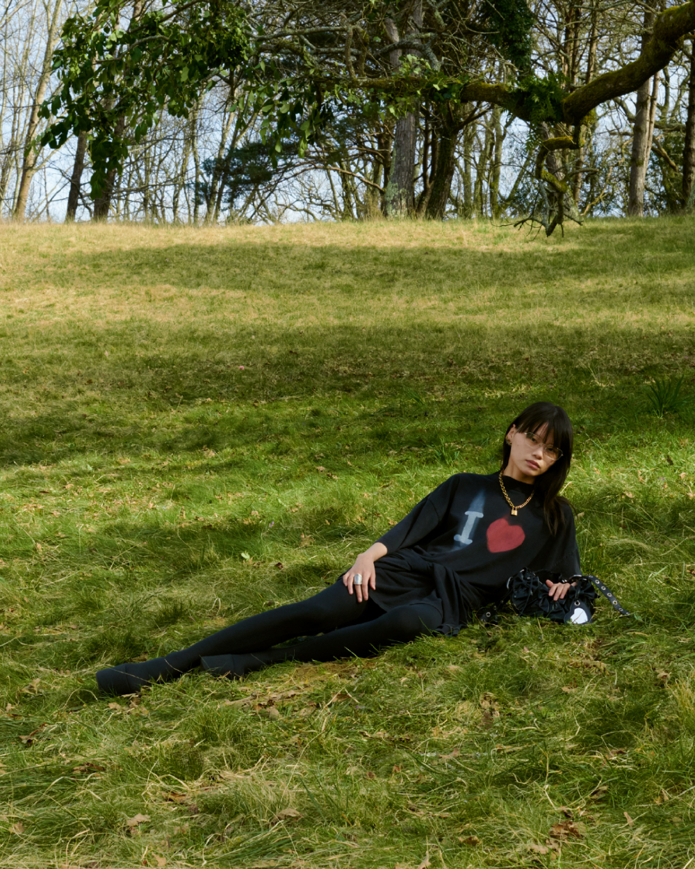 模特兒透過情緒營造寧靜的氛圍,展示最新的外衣搭配風格