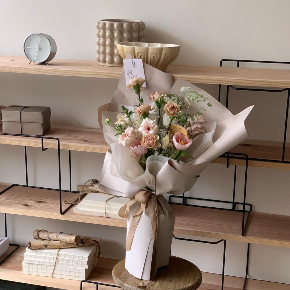 拍照最大方ＬSize此刻花束、淺裸色包裝。