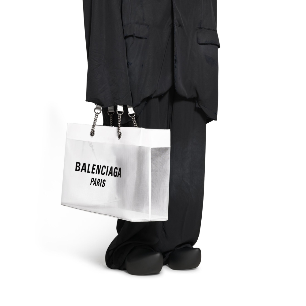 手袋的特別設計成有透視的效果。