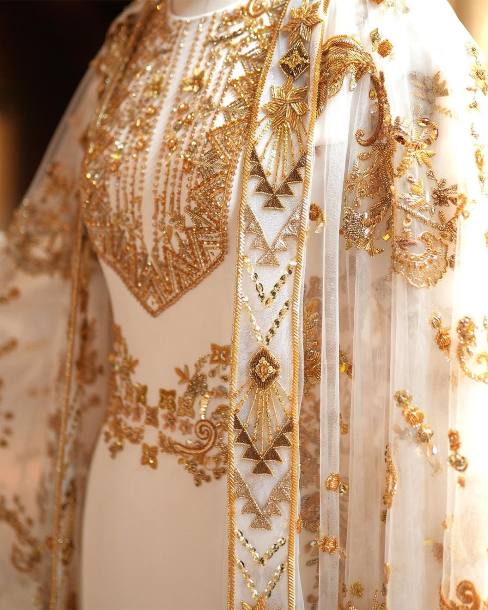 採用刺繡3D刺繡、絲綢、金屬線和傳統的蘆葦弦