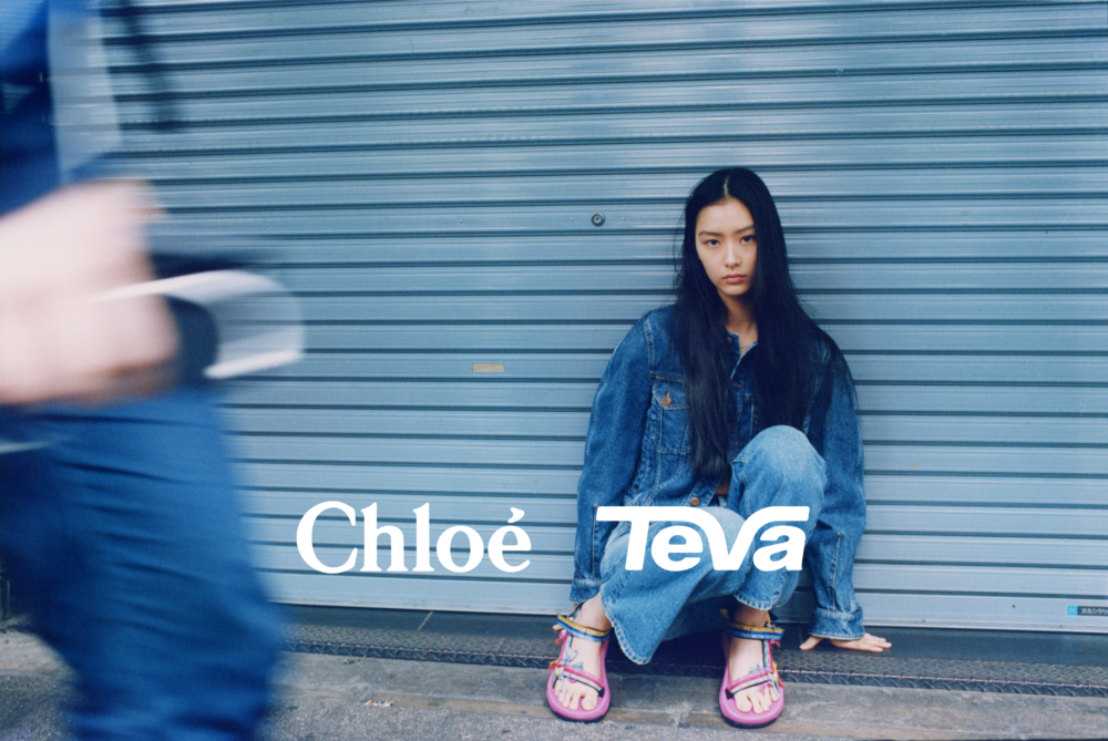Chloé × Teva獨家鞋履限量系列的形象照。
