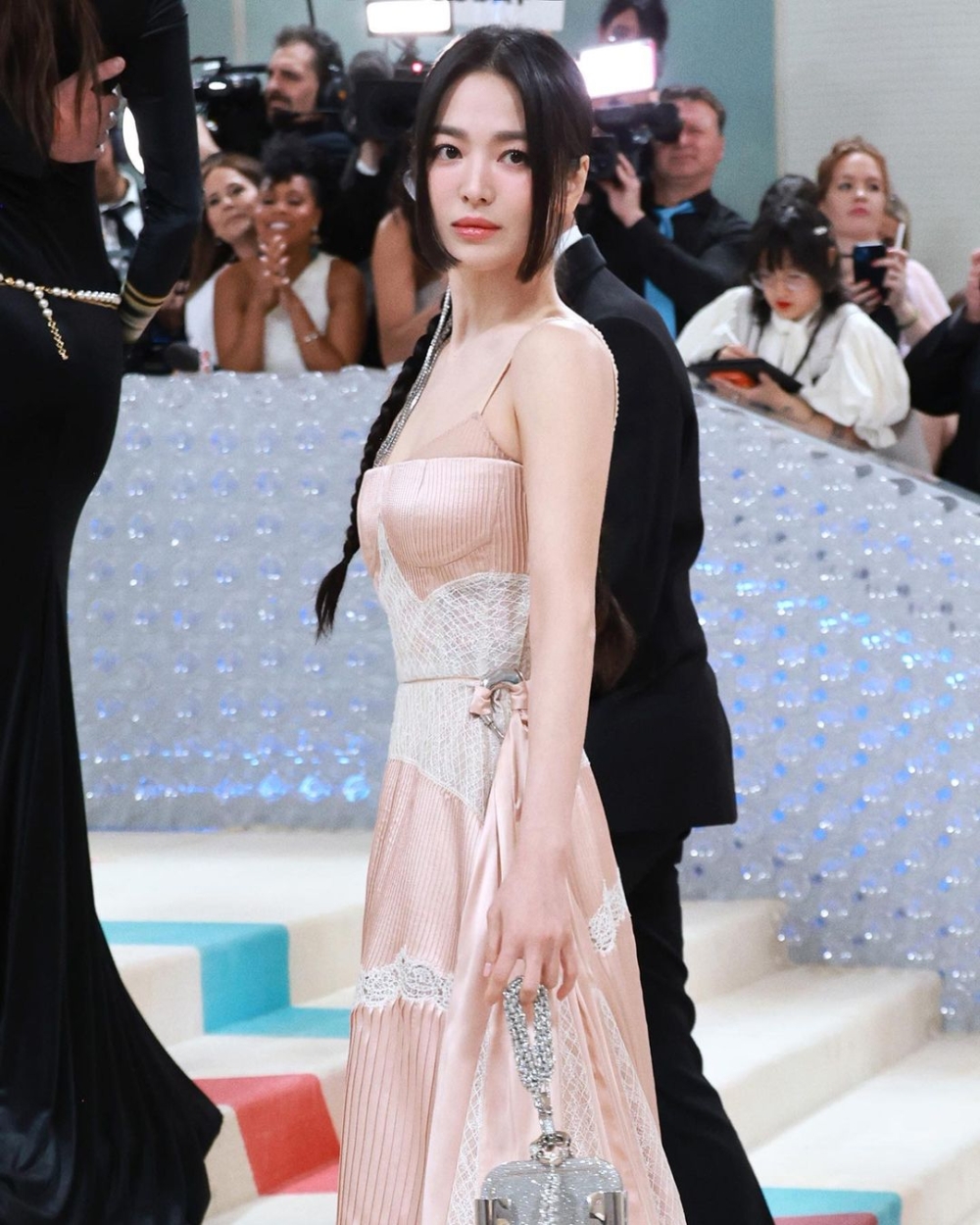 宋慧喬這次身穿FENDI的禮服登場。