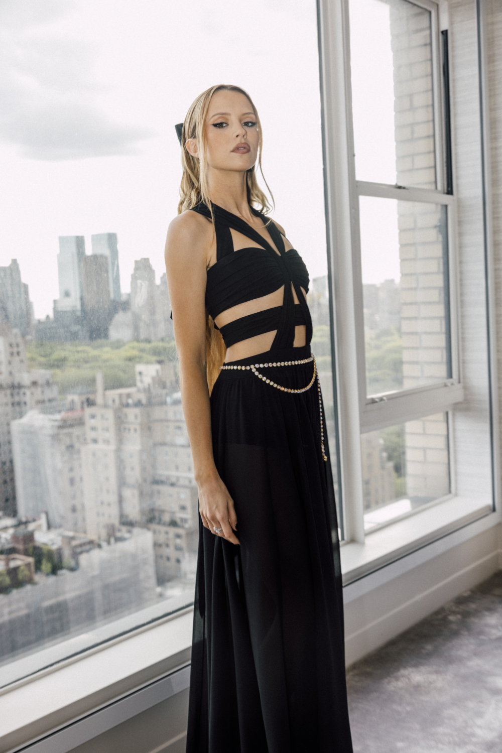 比利時歌手Angèle穿上的黑色禮服,靈感是出自Spring-Summer 1995 Ready-to-Wear Collection Look 149 。