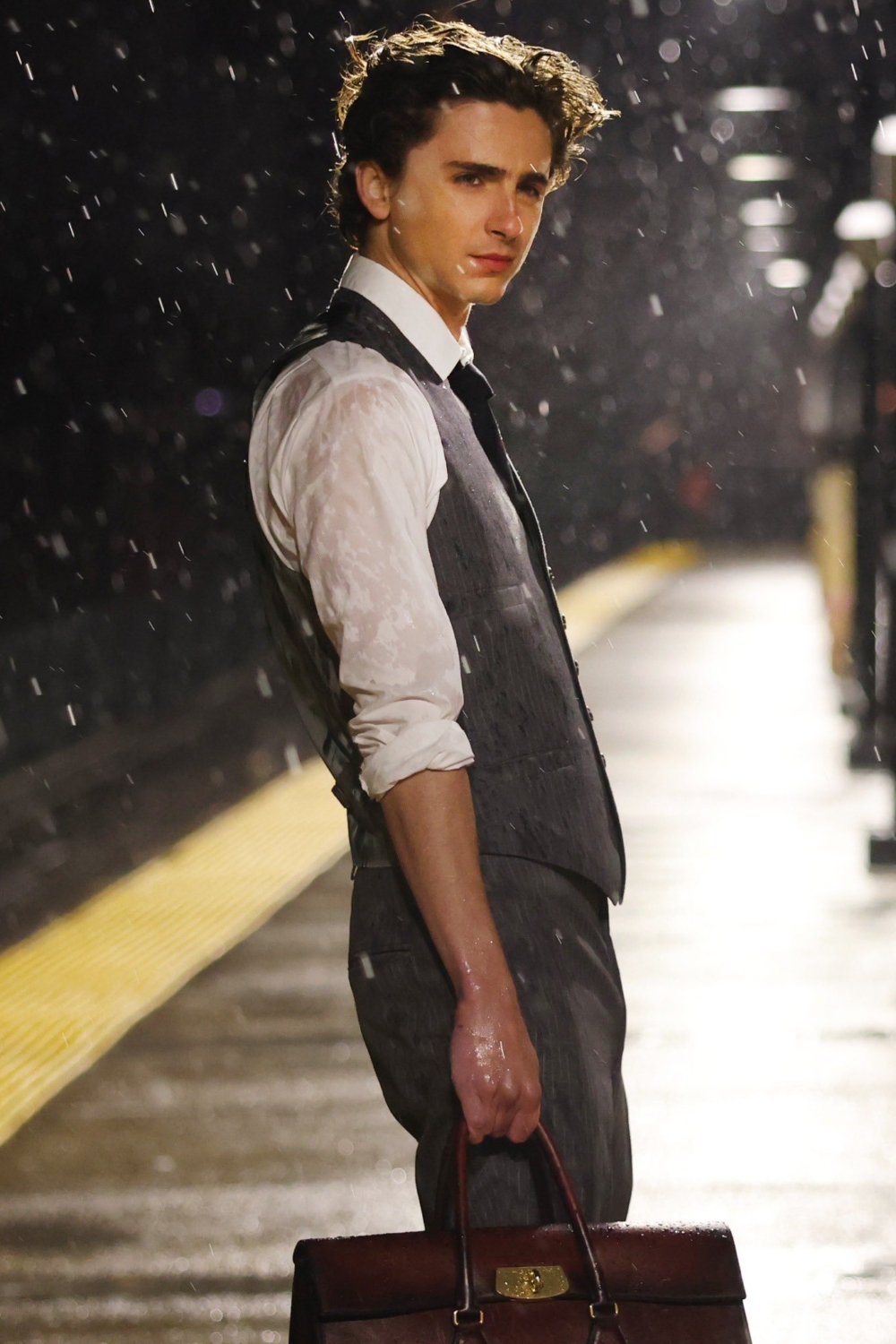 被雨淋濕的Timothée Chalamet展現獨有的文青憂鬱氣質
