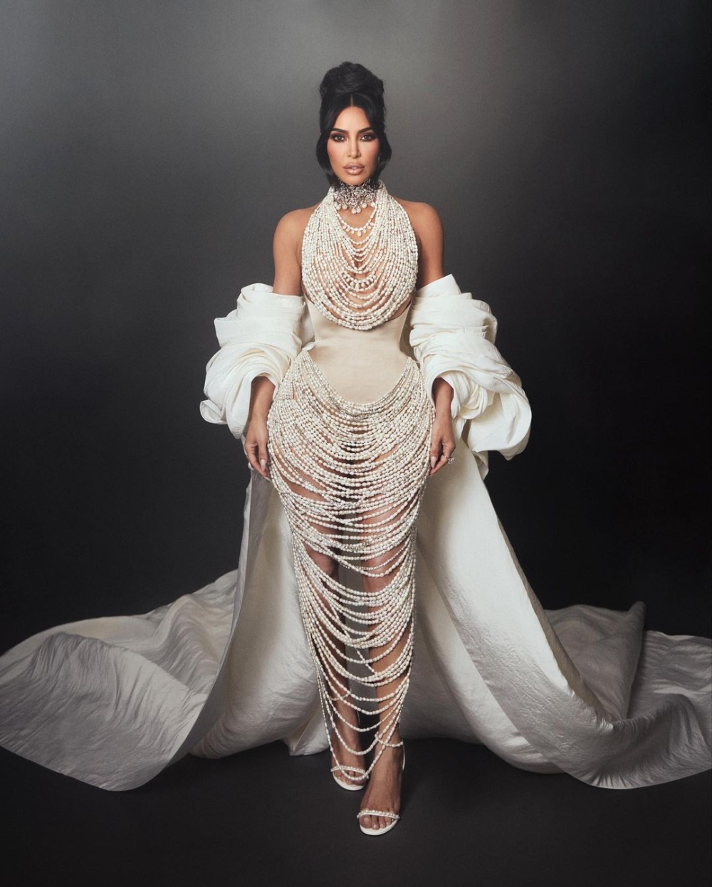 Kim Kardashian這次的造型出自Schiaparelli的設計。