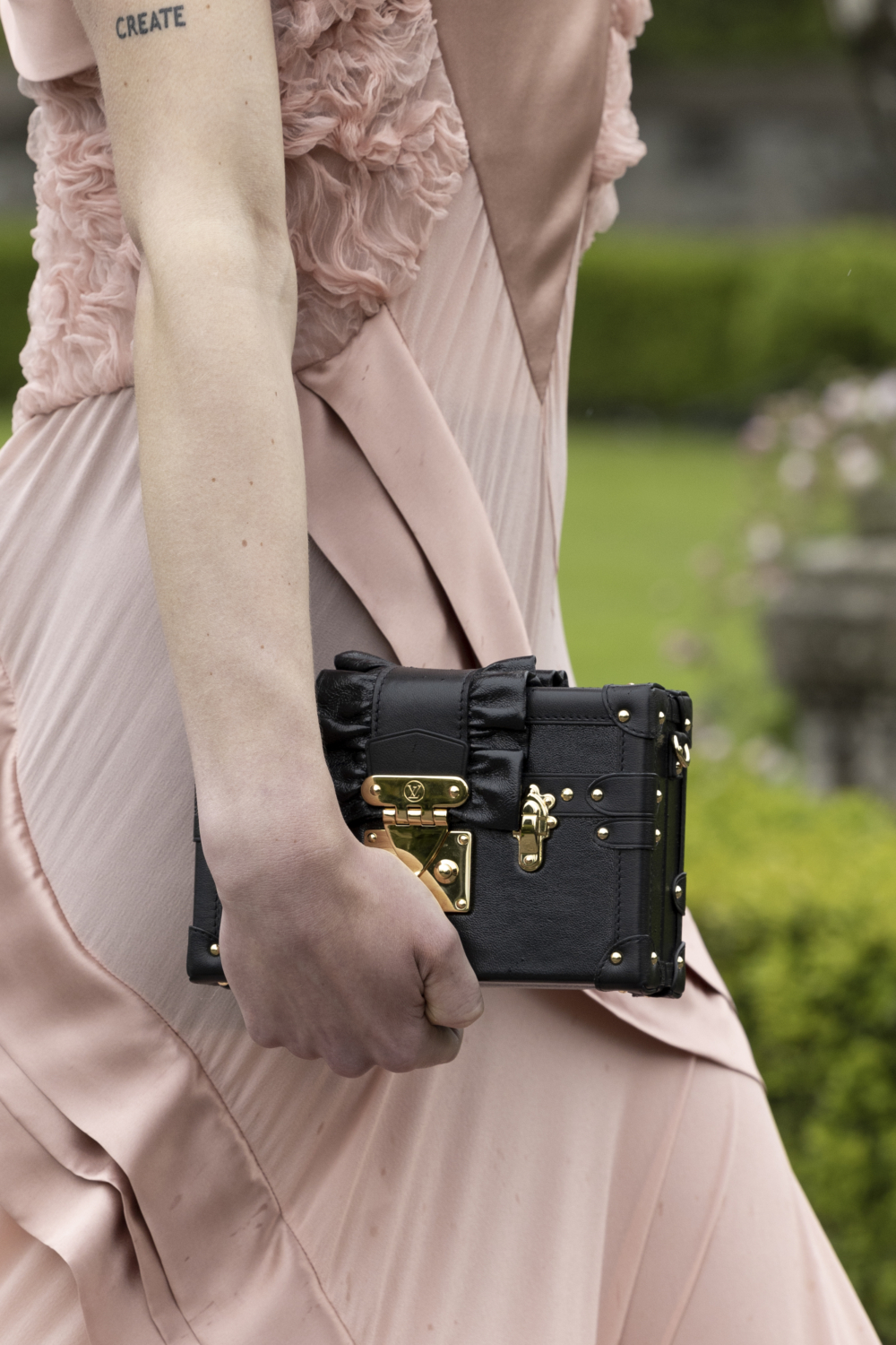 多了波浪設計的Petite Malle。