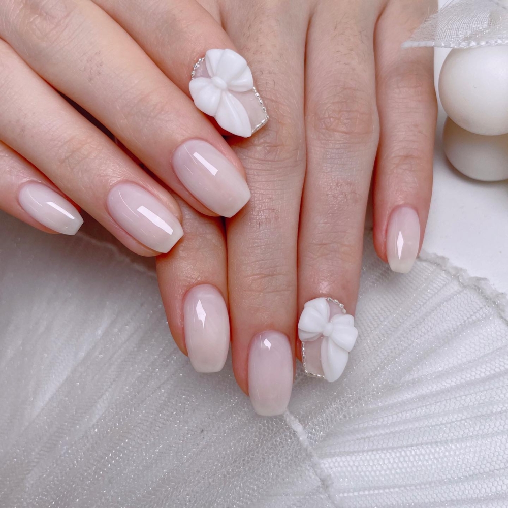 讓指尖泛出白、銀、柔粉、優雅金最為合適