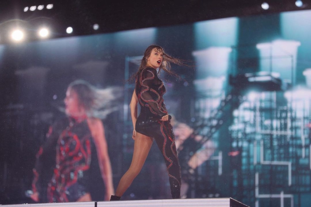 大雨中仍然保持妝容完整