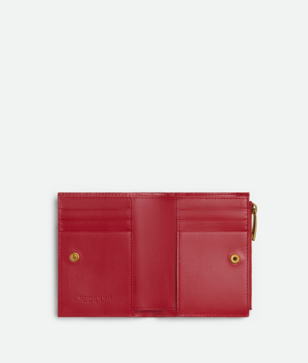 換上大紅色的款式。