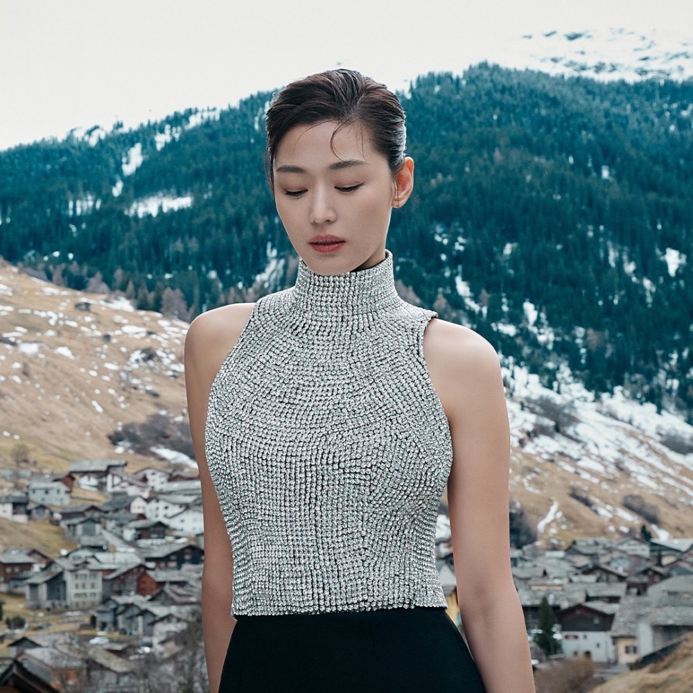 全智賢為美妝品牌拍攝全新廣告，絕美依然。