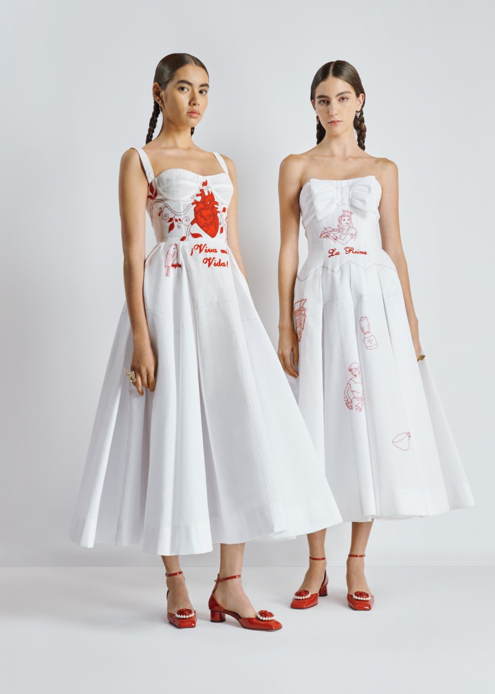 心臟刺繡讓人想起Frida Kahlos的畫作《兩個芙烈達》(The Two Fridas)