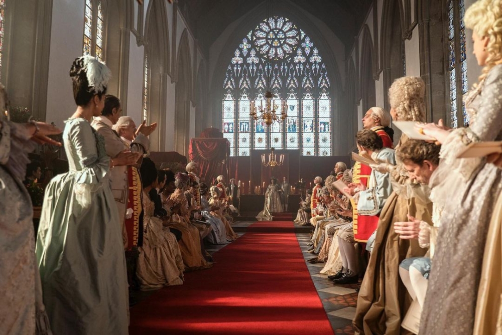 《夏洛特王后 :柏捷頓家族前傳》中也與《王冠》有相同的加冕儀式