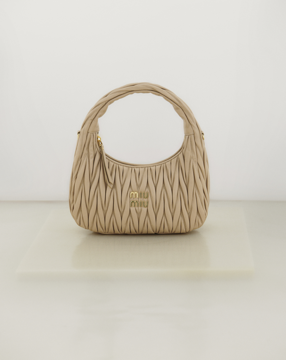 Miu Miu Wander Matelassé納帕軟皮半月形包
