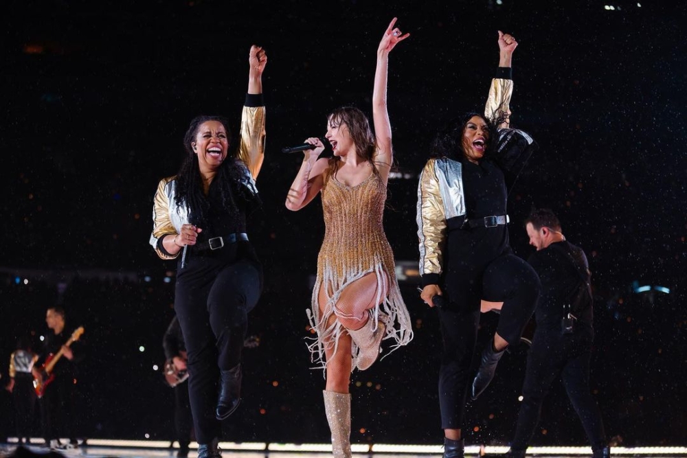 雨中演唱4小時也不融妝