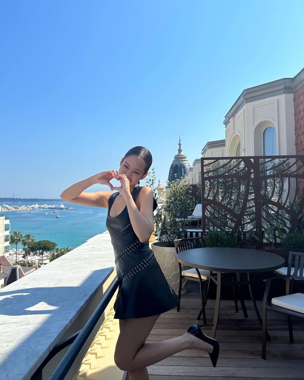 金屬針狀裝飾勾勒身形線條