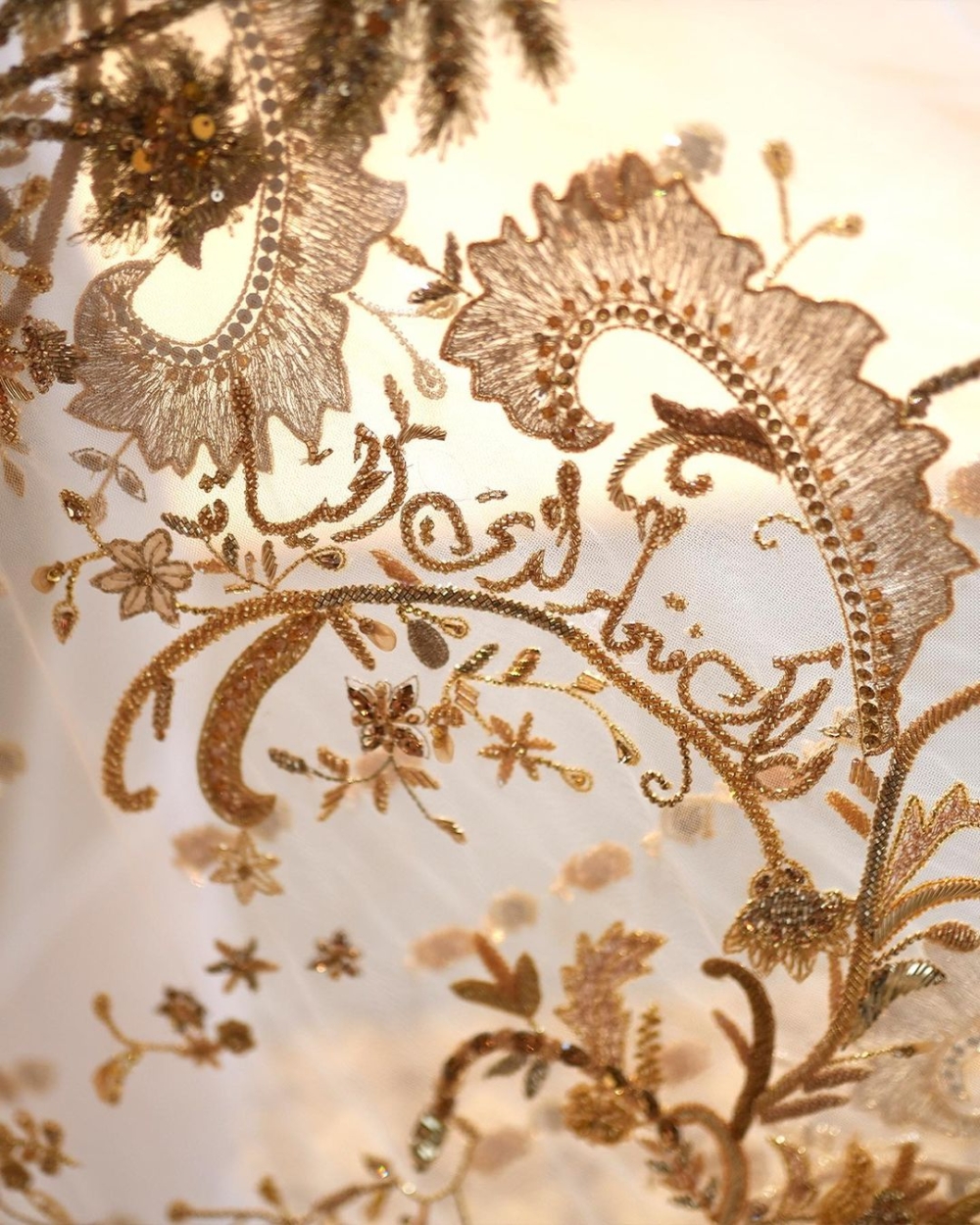 點綴約旦以及沙烏地阿拉伯元素,詮釋歐根紗花朵、幾何形狀