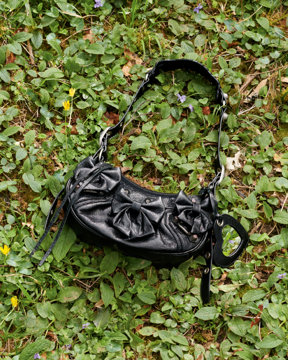 Balenciaga為經典手袋Le Cagole加上蝴蝶結