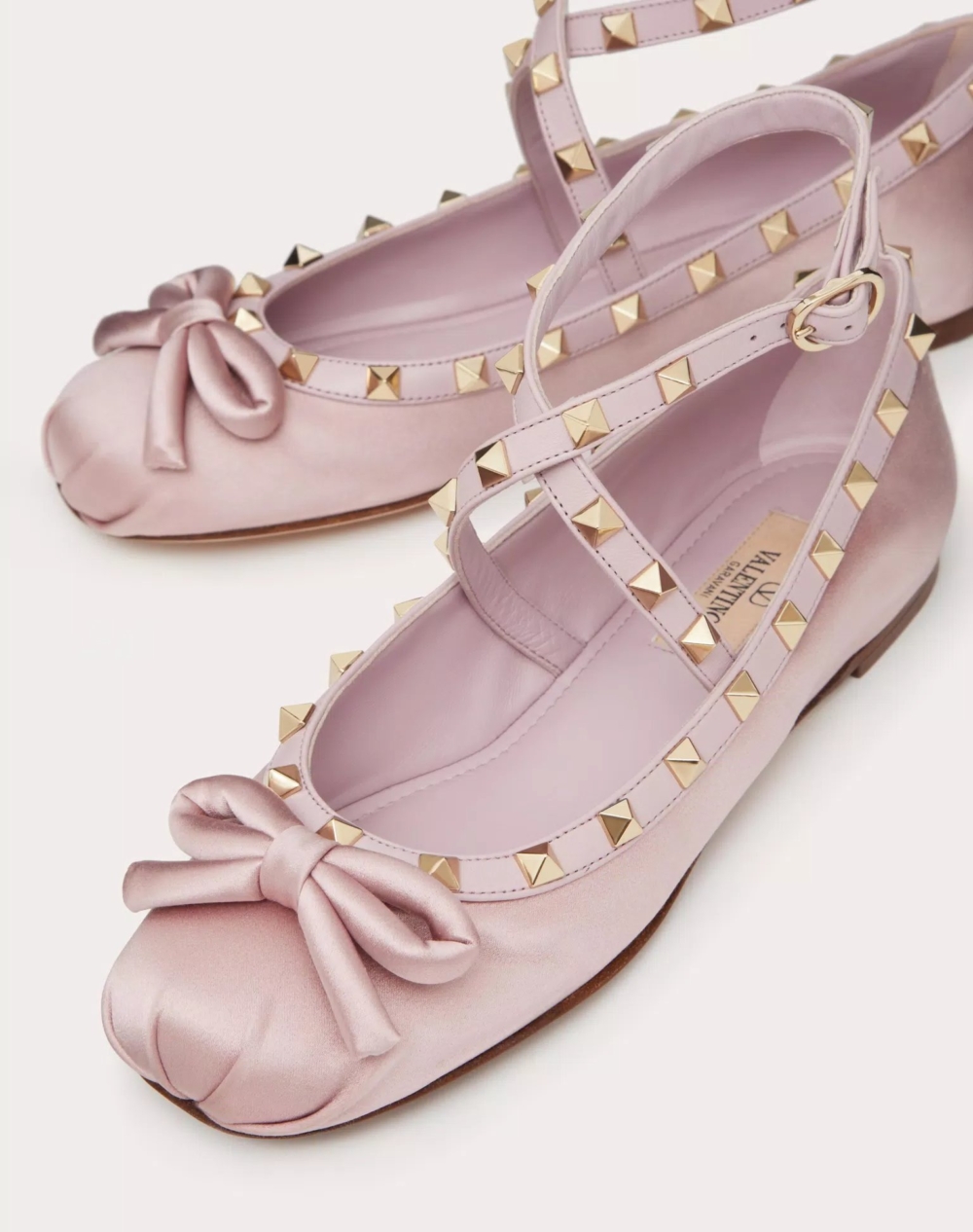 在鞋身上搭配著金色的「鉚釘」元素。