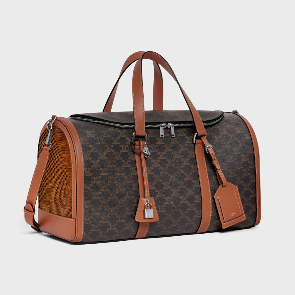 以雙拉鍊開合,側邊採用棕色網眼透氣材質