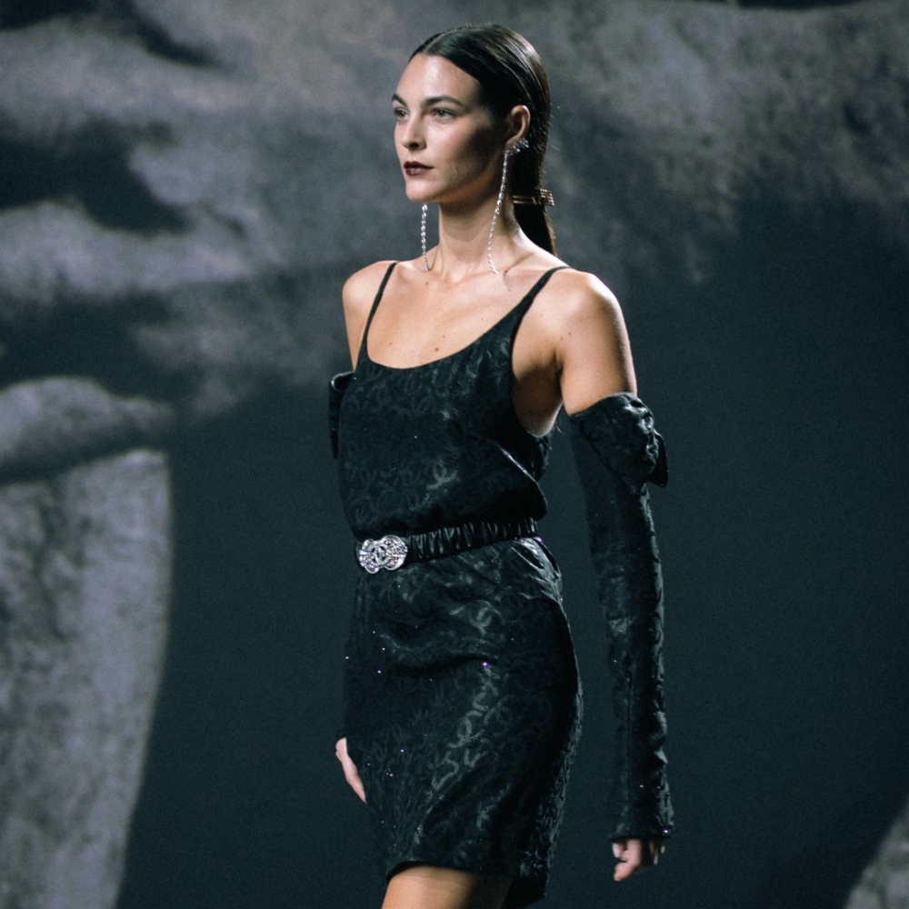 由Virginie Viard創意鑽間演繹的CHANEL小黑裙