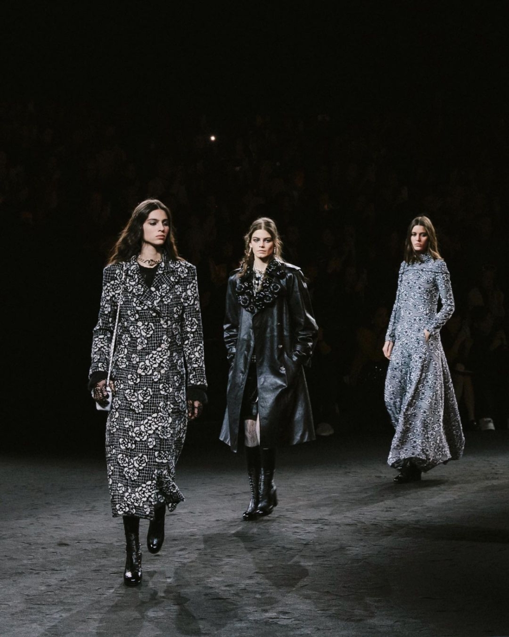 在CHANEL Fall-Winter 2023/24 Ready-to-Wear Collection中,以山茶花為主題的設計。